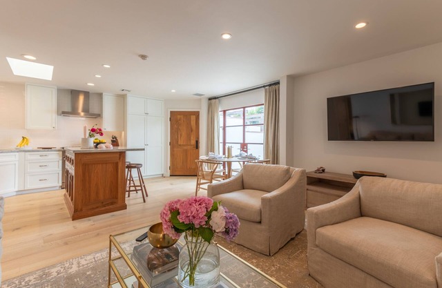 Carmel-By-The-Sea~ Corner of Mission & 7th. ~ 2 Bedroom Luxury Apartment