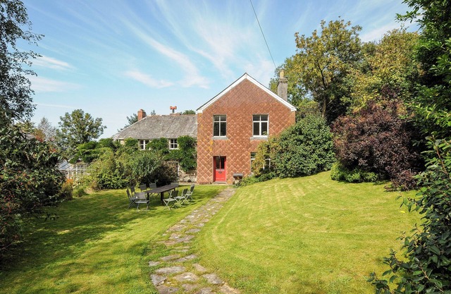 CARNEADON FARMHOUSE, pet friendly, with open fire in Launceston