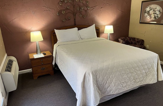 Carr's Northside Hotel with 1 Queen