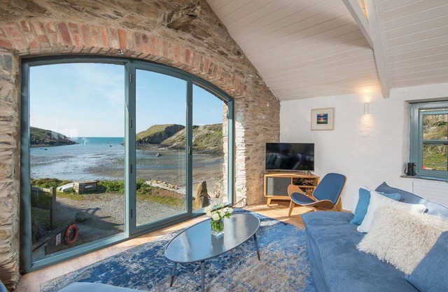Carreg Samson, Holiday Cottage Abercastle, Sleeps 8, 4 bedrooms, bathrooms