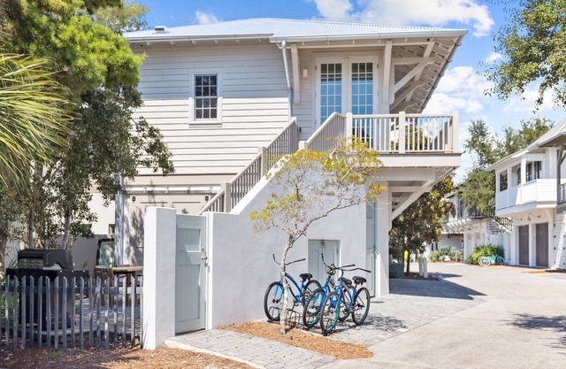 Carriage House w/Tesla Charger | Steps to Coquina Pool & Beach Access | 3 Bikes
