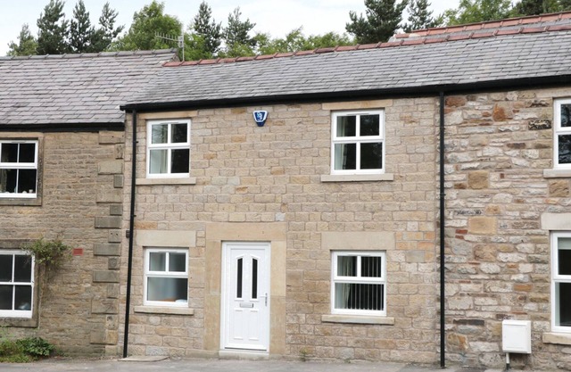 CARTERS COTTAGE, pet friendly in Chapel-En-Le-Frith