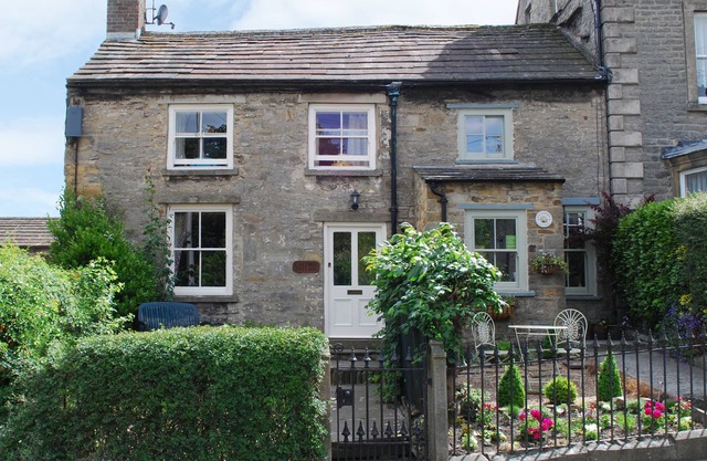 CARTMEL COTTAGE, pet friendly, character holiday cottage in Middleham