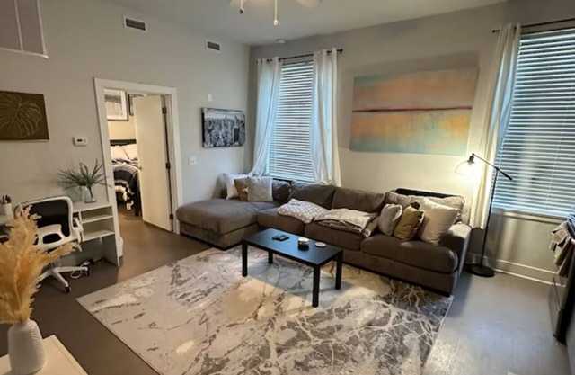 Carytown Apartment;Netflix included!Free parking!
