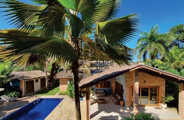 Casa Para Famílias com Quadra de Futebol, Piscina e há Poucos Metros da Praia