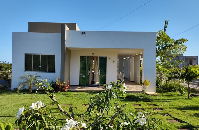 Casa 2/4 COM Piscina, Condomínio Fechado, Segurança, Próximo A Praia E Lagoa