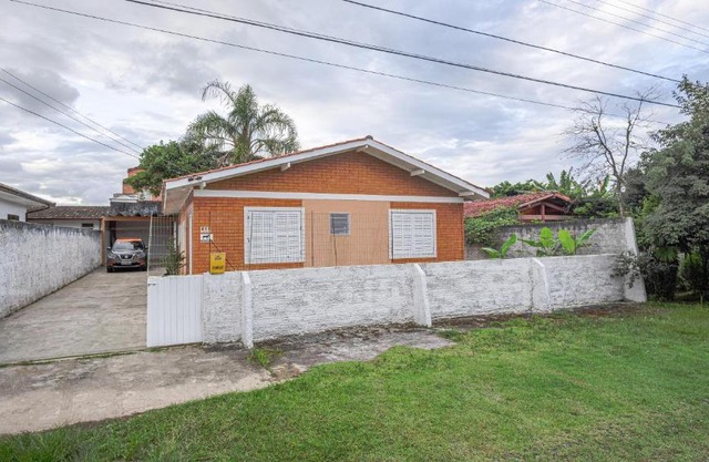 Casa 3 quartos 350m praia Daniela completa c/ lazer