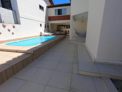 Casa 300m², dois andares, 4 suites a 150m da praia