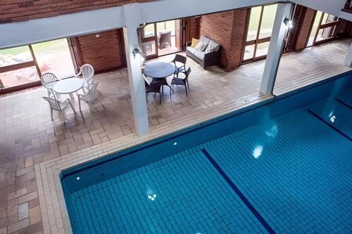 Casa 4 suíte, piscina interna em Pinto Bandeira