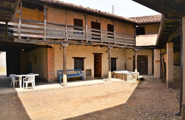 Casa Abuela Tina, spacious with cobblestone patio, source of spring water