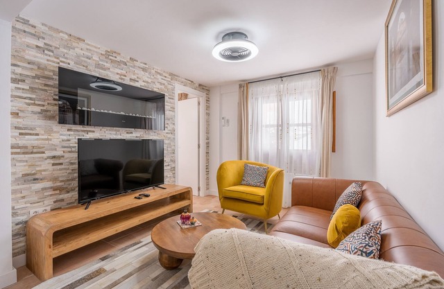 Casa al Andalus: Chic, Serene & Posh City Center Pad with WiFi and air conditioning!