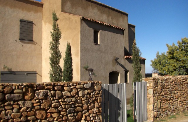 CASA ALBITRU * sheltered by its stone wall