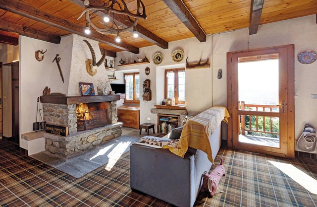 Casa Alpinone: detached rustic house in the countryside with private garden and orchard