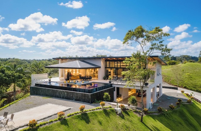 Casa Ama -Spacious 4-bedroom house in delightful Quepos with AC and private pool