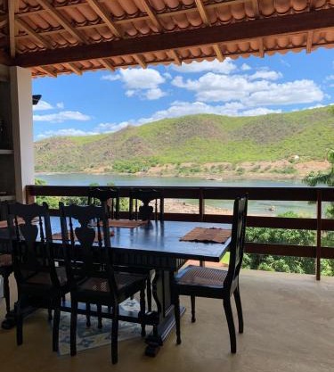 Casa Amarela - 3 suítes e piscina