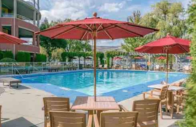 Casa Amigos: a beachfront resort 2bdrm condo w/heated pool, hot tub & BOAT SLIP