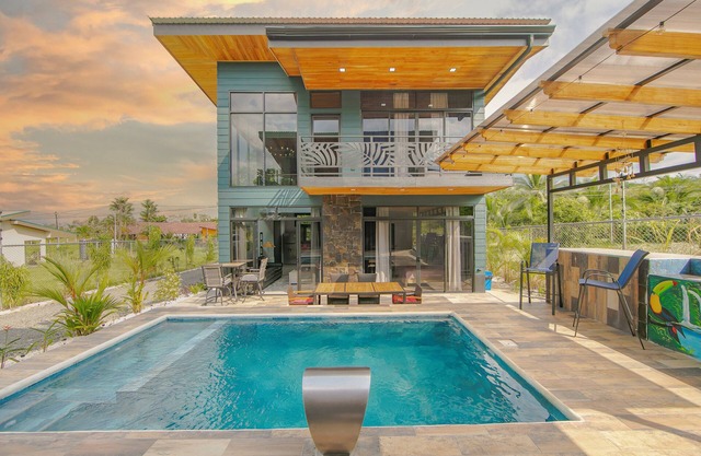 Casa Azulada-King beds, pool, BBQ, parking on property, 5 min to LaFortuna!