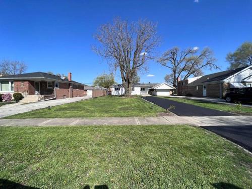 Casa Blanc 3Bed 2Bath Ranch with Art Porch,TVs and Huge Front Yard to Enjoy!