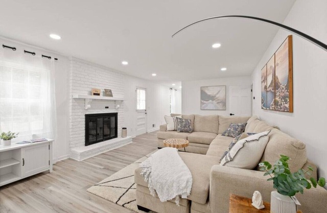 Casa Blanca (6 Bedroom Luxury Home w/Game Room)