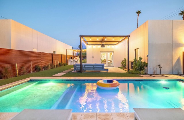 Casa Blanca by AvantStay | Private Yard w/Pool, Patio + Bar | Prime Location