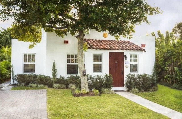 Casa Blanca - Chic Spanish-Style Cottage with Private Courtyard