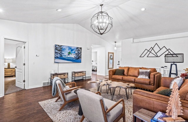 Casa Cliffside: Animal Friendly, Mountain Getaway w/Private Balcony