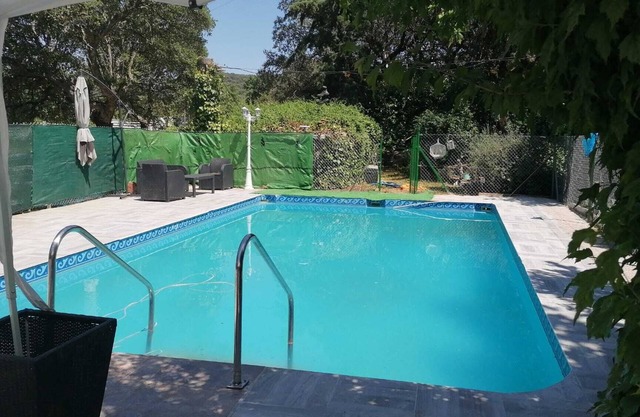 Casa con Piscina, Amplio Jardín y Barbacoa. En Montaña, Rodeada de Naturaleza
