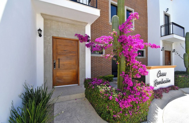 Casa Colibrí - built 2023, Sleeps 8, Secure, 2 blks to Malecon, Private-HTD Pool