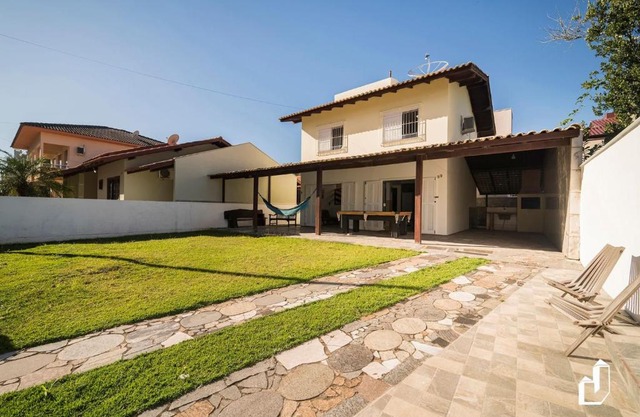 Casa com 03 dormitórios climatizados com berço
