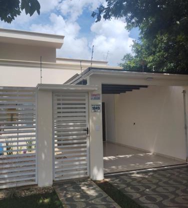 Casa com ar no quarto garagem espaço que cabe uma camionete cozinha completa