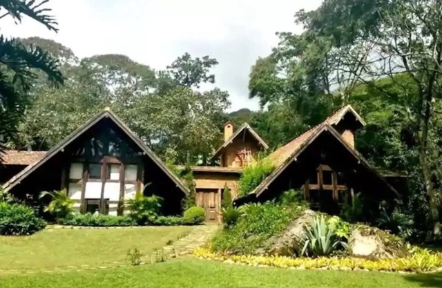 Casa com Cachoeira Particular