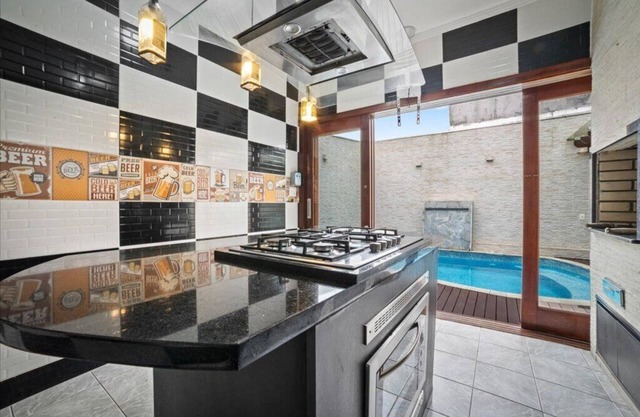 Casa com Piscina na Enseada a 50 Metros da Praia