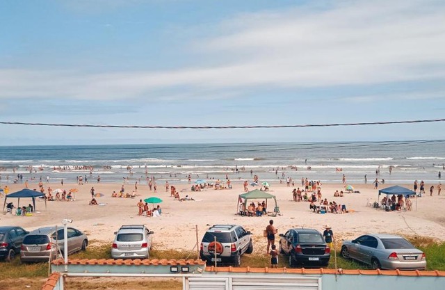 Casa com piscina à beira-mar