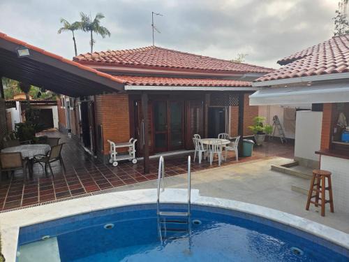 Casa com piscina, 200m praia, familiar
