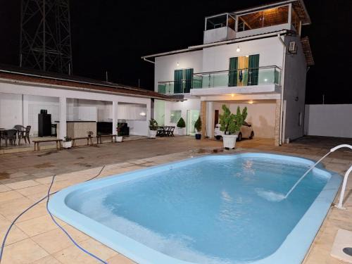 Casa com piscina a px a praia do Araçagy