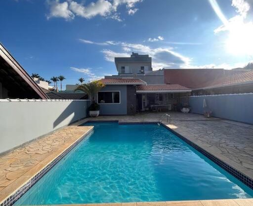 Casa com piscina em condomínio fechado