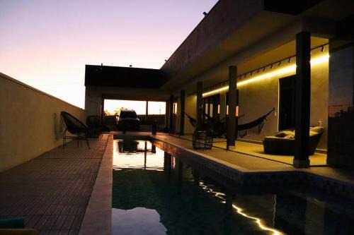 Casa com piscina e acesso ao clube Riviera