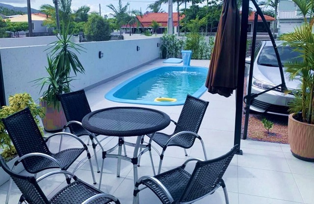 Casa com Piscina e Churrasqueira em Palhoça/SC