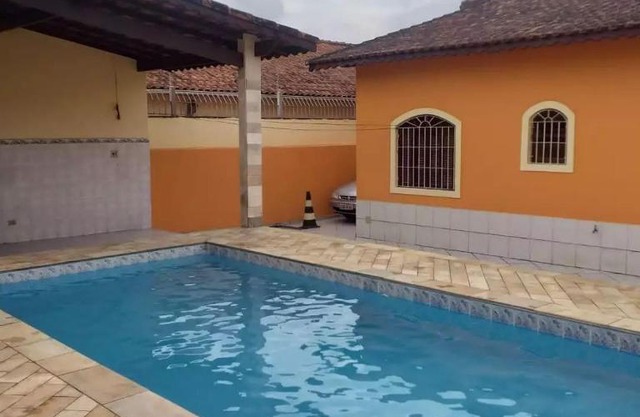 Casa com piscina e churrasqueira