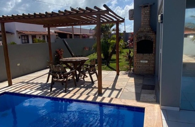 Casa com Piscina e Jardim, a 400m da Praia de águas quente. Aceita seu animal.