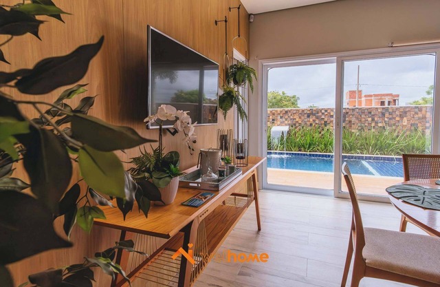 Casa com piscina em condomínio no interior de SP