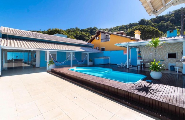 CASA COM PISCINA EM MORRINHOS- Rua Hortência