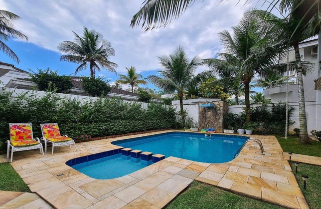 Casa com piscina, varanda e lazer em condomínio