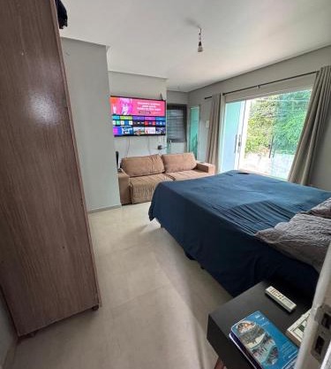 Casa com suítes e varandas com uma garagem