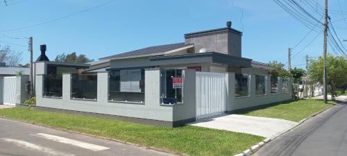 Casa Com Três Dormitórios Pertinho Do Mar Em Capão Da Canoa