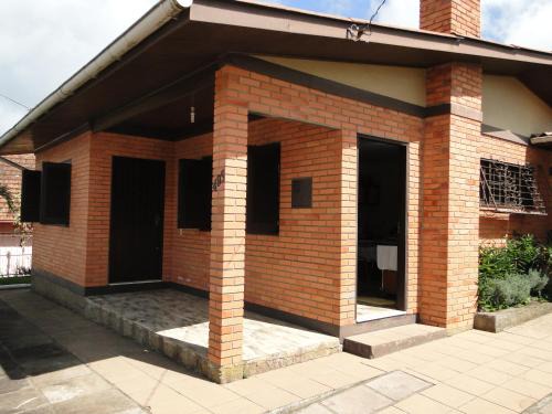 Casa Completa, 300m da Praça, Wi-Fi, 130m quadrados, 4 Camas de Casal, 4 Quartos, Até 11 Pessoas, Quintal com Vasta Área Verde, Varanda nos Fundos, Garagem Coberta 1 Carro, Estacionamento Interno 2 Carros, Churrasqueira, Fogão a Lenha