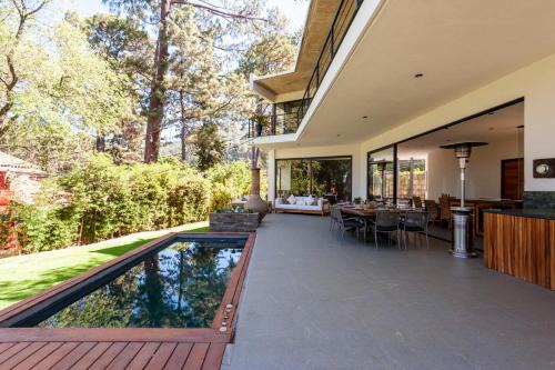 Casa con amplia terraza y jacuzzi en Avándaro