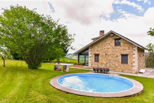 Casa con gran jardín y piscina en Cabarceno