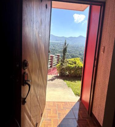 Casa con Vista Impresionante, a Min de la Antigua!