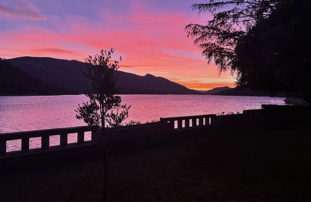 Casa con Magníficas Vistas y Acceso Privado al Embalse del Burguillo